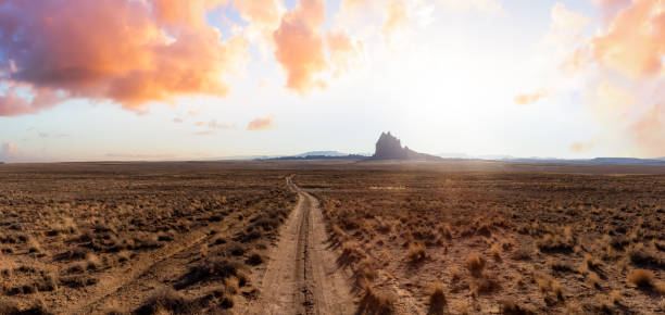vue panoramique du paysage de la nature américaine sur le désert sec - san juan county photos et images de collection