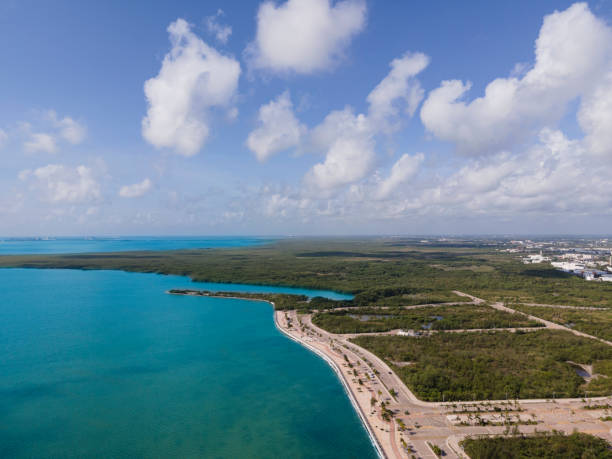 istock Tajamar Malecon in Cancun, Mexico 1318055675