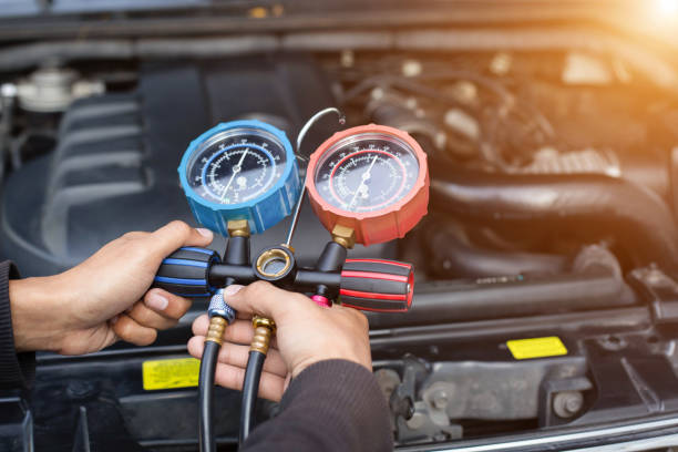 istock Car air conditioner check service, leak detection, fill refrigerant.Device and meter liquid cooling in the car by specialist technicians. 1318066944