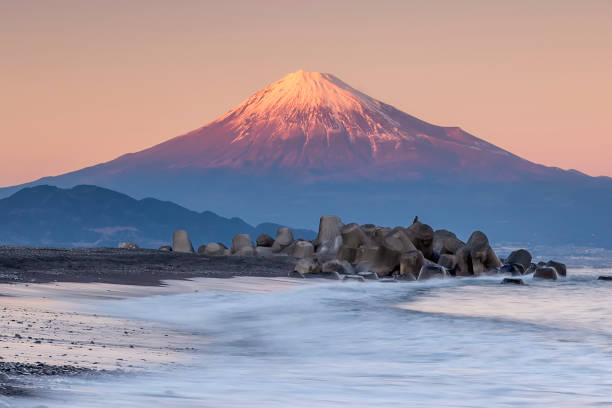 montagne fuji et paysage marin de la plage de miho no matsubara à twilight, shizuoka, japon - parc national de towada hachimantai photos et images de collection