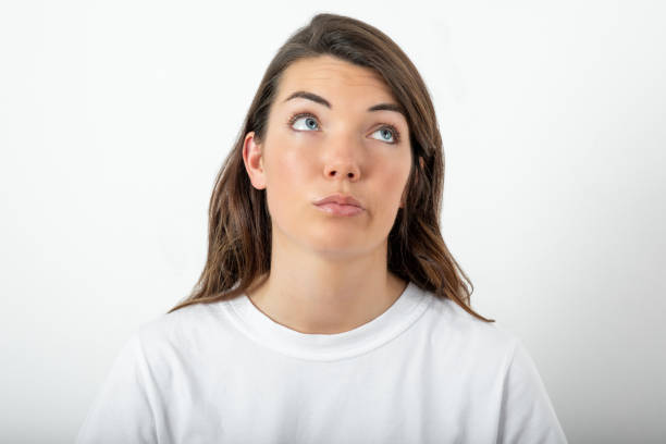 joven mirando hacia arriba - sneering grimacing women human face fotografías e imágenes de stock