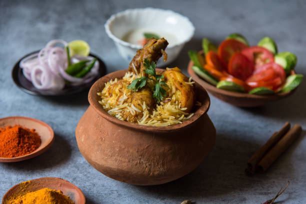 cocina mughlai dum biryani o arroz cocinado con especias indias y carne. - chicken tandoori fotografías e imágenes de stock