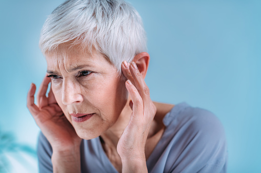 Mujer mayor que sufre de Tinnitus photo