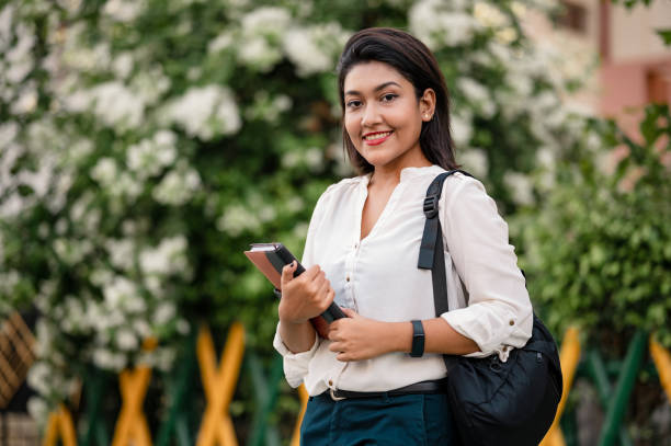 asiática/indiana jovem estudante universitária - indian girls audio - fotografias e filmes do acervo