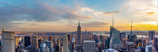 new york city skyline von der dachterrasse mit städtischen wolkenkratzern bei sonnenuntergang. - midtown manhattan stock-fotos und bilder