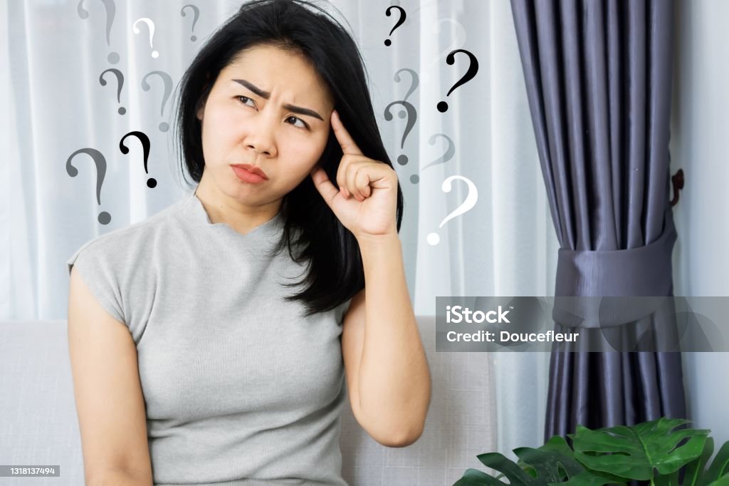 강박 장애에 문제가있는 아시아 여성, 물음표와 건망증과 알츠하이머 개념 - 로열티 프리 상기시켜 주는 것 스톡 사진 건망증 테스트