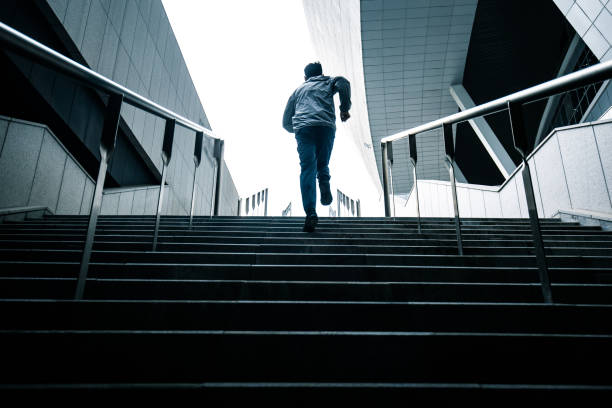 joven corriendo por las escaleras - staircase running moving up jogging fotografías e imágenes de stock