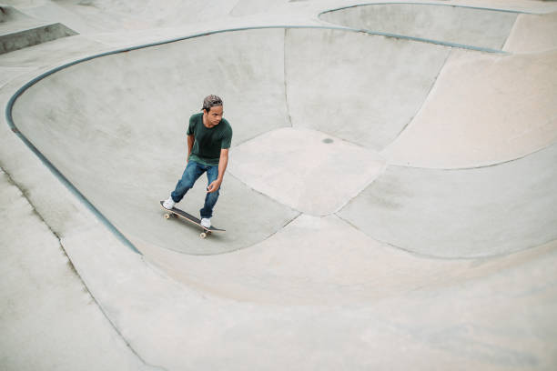 スケートパークでのアジアの男性スケートボード - extreme skateboarding action balance motion ストックフォトと画像