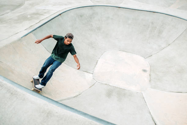 asiatische männliche skateboarding in einem skatepark - extreme skateboarding action balance motion stock-fotos und bilder