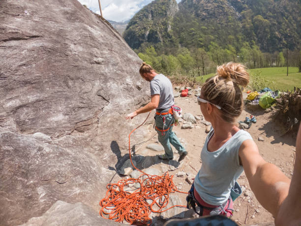 les alpinistes prennent sous la roche, tessin - mountain climbing rock climbing motivation awe photos et images de collection