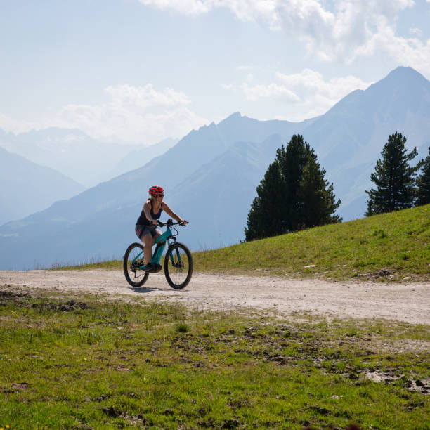горный байкер-женщина, ехая на горе пенкенжох - cycling european alps mountain bike zillertal стоковые фото и изображения
