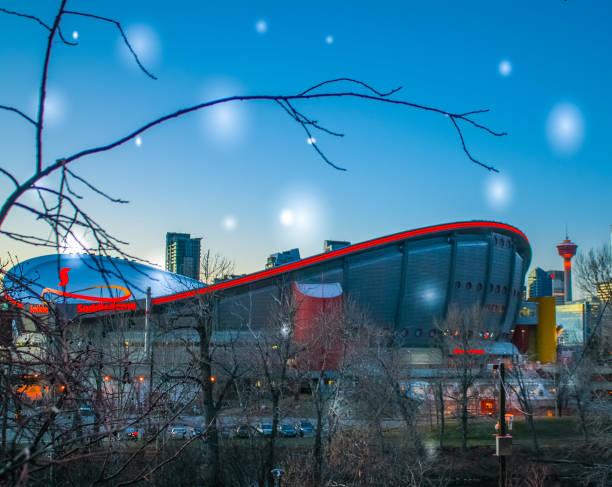 vista invernale modificata sul saddledome - scotiabank saddledome foto e immagini stock