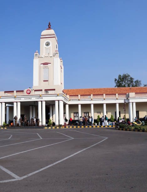 una scena dell'alba alla stazione ferroviaria di mysuru dove i passeggeri con i loro bagagli sono visti in attesa di prendere un treno a lunga percorrenza nel karnataka, in india. - indian ethnicity traditional culture architecture karnataka foto e immagini stock