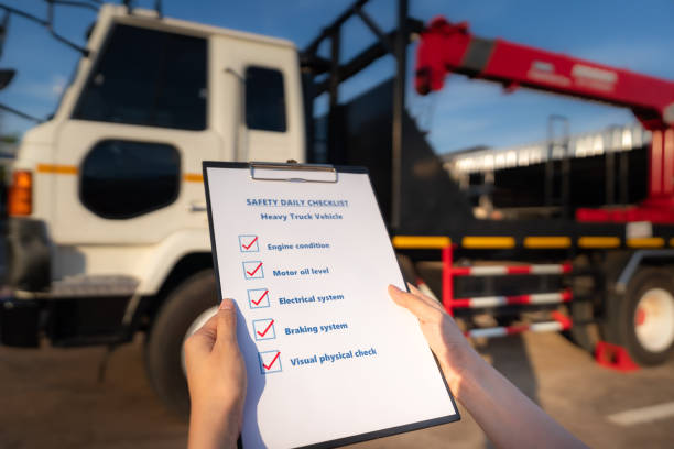 l’action du travailleur mécanicien est de vérifier et d’inspecter le véhicule lourd de camion lourd. un - preventative maintenance photos et images de collection