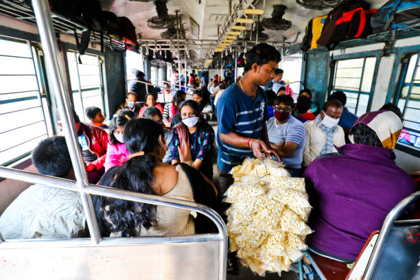 covid-19 voyage pandémique dans le chemin de fer indien à kolkata west bengal inde - india car indian culture indian ethnicity photos et images de collection