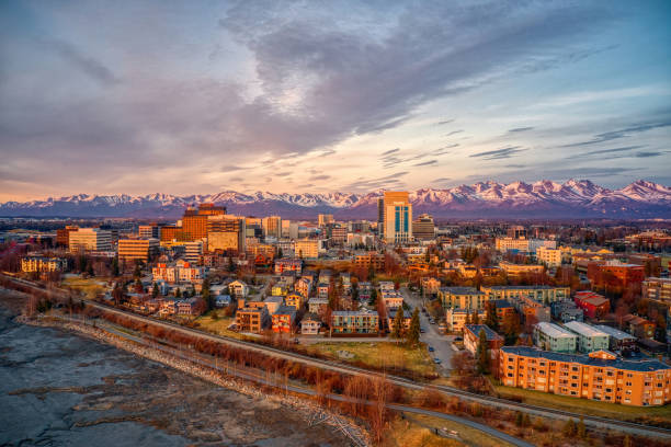 luftaufnahme eines sonnenuntergangs über downtown anchorage, alaska im frühling - alaska stock-fotos und bilder