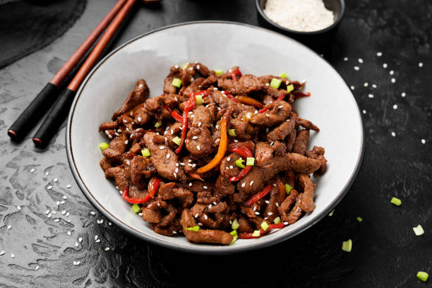 自家製バーベキュー韓国産牛肉ブルゴギ - chopsticks stir fried vegetable beef ストックフォトと画像