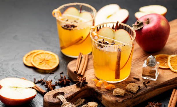 hard apple cider spiced cocktail - hot drink fotos imagens e fotografias de stock