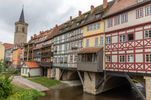 facciate di storiche case a graticcio a krämerbrücke a erfurt - krämerbrücke foto e immagini stock