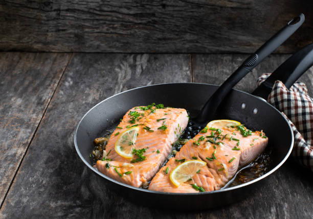 구운 냄비에 레몬과 허브를 곁들인 구운 연어 필레 - salmon cooked pepper plank 뉴스 사진 이미지