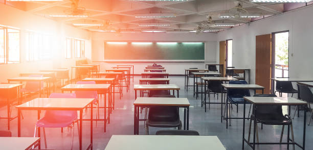 klassenzimmer im unscharfen hintergrund ohne jungen schüler; verschwommene ansicht der grundschule raum kein kind oder lehrer mit stühlen und tischen auf dem campus. - klassenzimmer stock-fotos und bilder