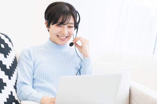 jeune femme asiatique étudiant avec un pc, cours de correspondance - on the phone women beautiful beauty photos et images de collection