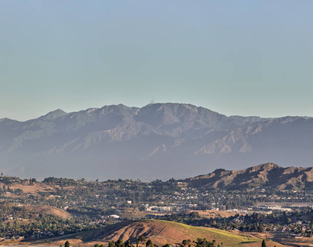 buzzard peak i mt. san antonio community college campus z mt. wilson w tle - american walnut zdjęcia i obrazy z banku zdjęć