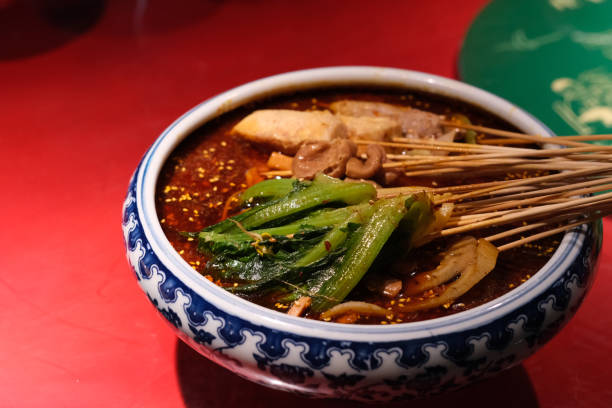 чуань чуань сян. традиционная пряная еда в чэнду сычуань китай - szechuan cuisine стоковые фото и изображения