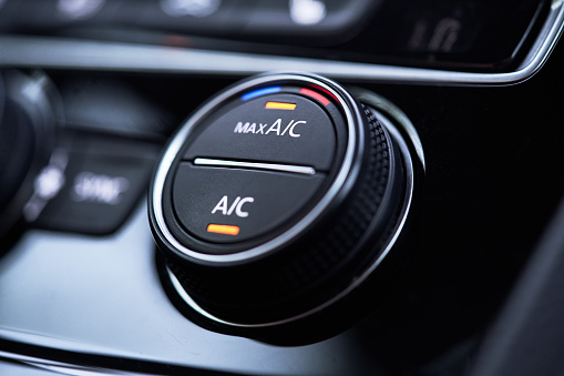 Sistema de aire acondicionado para coches. Aire acondicionado encendido en el modo de enfriamiento máximo photo