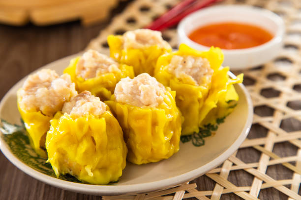 siu mai - albóndigas chinas de cerdo al vapor en vapores de bambú. - shumai fotografías e imágenes de stock