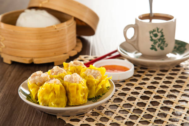 siu mai - albóndigas chinas de cerdo al vapor en vapores de bambú. - shumai fotografías e imágenes de stock