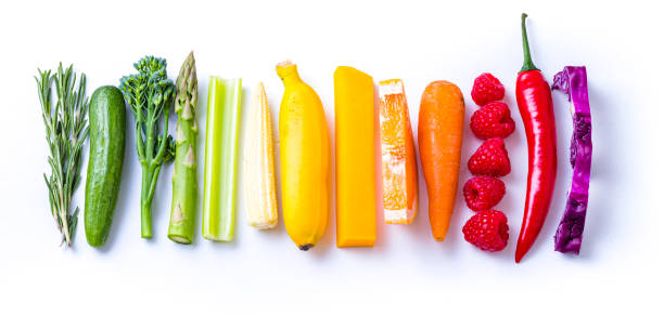 regenbogenfarbenes obst und gemüse auf weißem hintergrund - vegetable fruit rainbow variation stock-fotos und bilder
