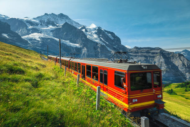 スイスの斜面で電気観光客の歯車列車 - jungfrau ストックフォトと画像