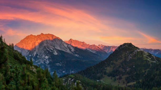 watzmann sonnenaufgang mit mount jenner - alpenglühen stock-fotos und bilder