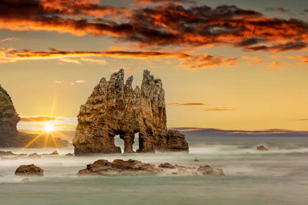 arco marino en asturias costa, españa, golfo de vizcaya - playa del silencio asturias fotografías e imágenes de stock