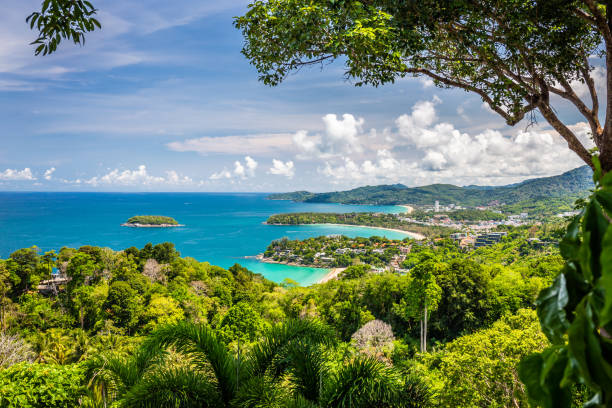 landschaft schöne türkisfarbene meereswellen mit booten und küste vom hohen aussichtspunkt. kata und karon strand phuket thailand - strand patong stock-fotos und bilder