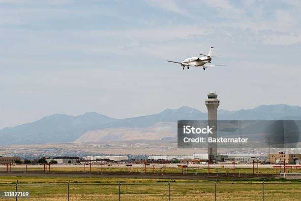 Foto de Pouso Do Jato Executivo e mais fotos de stock de Salt Lake City - Utah - Salt Lake City - Utah, Avião, Asa de aeronave