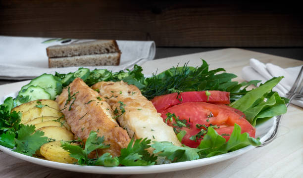 smażona ryba z ziemniakami, warzywami i ziołami - fish and chips cafe restaurant salad zdjęcia i obrazy z banku zdjęć