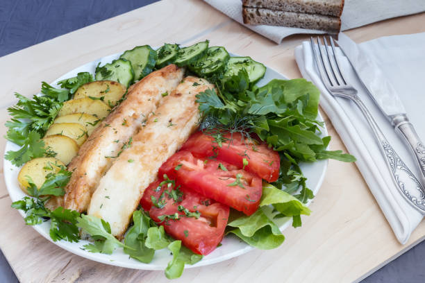 smażona ryba z ziemniakami, warzywami i ziołami - fish and chips cafe restaurant salad zdjęcia i obrazy z banku zdjęć