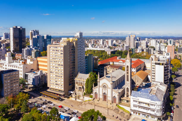 é um templo da igreja católica localizado na praça dante alighieri, no centro de caxias do sul, no brasil. - alighieri - fotografias e filmes do acervo