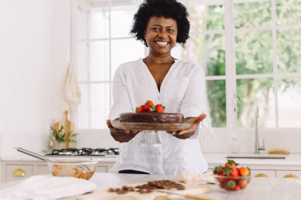 おいしいケーキを示すアフリカの女性 - cake women confectioner photography ストックフォトと画像