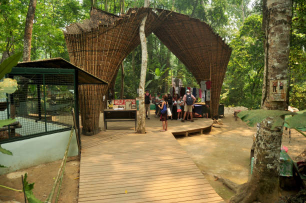 tienda de regalos de recuerdos estilo lao del zoológico de santuarios de vida silvestre en kuang si falls o tat kuang si waterfalls en luang prabang, laos - sanctuaries fotografías e imágenes de stock