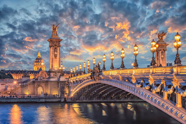 ponte alexandre iii em paris ao pôr do sol - electric light arch architecture building exterior - fotografias e filmes do acervo