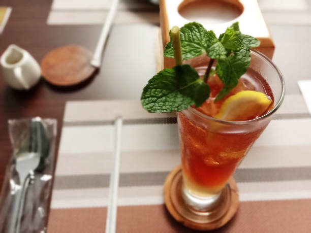 istock Ice lemon tea and lemon mojito 1318300658
