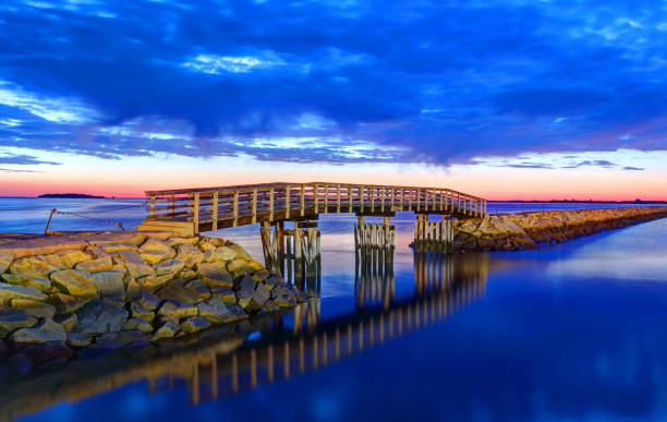 plymouth harbor jetty bridge - massachusetts bay imagens e fotografias de stock