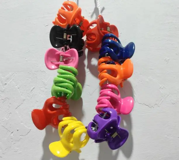hairclips, a hair clip or hair clip is a clip that is placed in the hair. Hairpins are usually made of metal or plastic and sometimes feature decorative fabrics