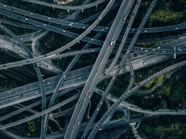 복잡한 고가도로 및 혼잡한 트래픽의 항공 보기 - highway multiple lane highway mode of transport overpass 뉴스 사진 이미지