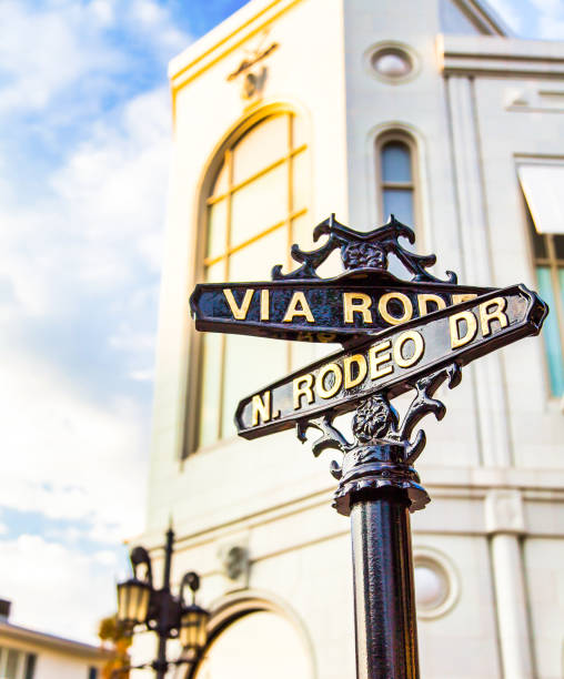 o famoso rodeo drive em los angeles, califórnia. rua para compras e moda. - beverly hills california city of los angeles los angeles county california - fotografias e filmes do acervo