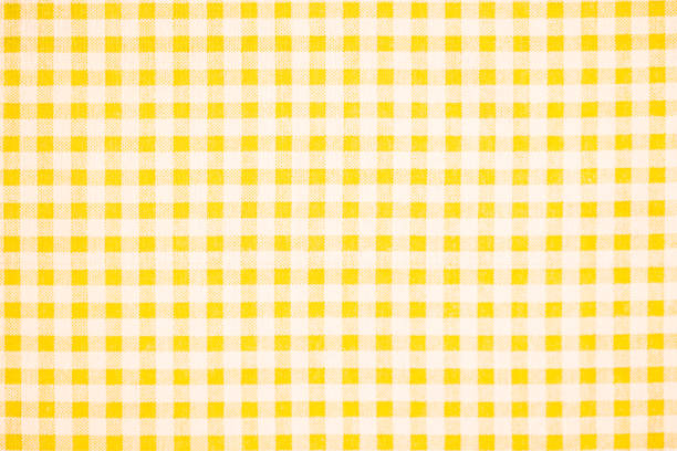 gingham-muster in gelb und weiß, geschlossene textur von gelb und weiß für den hintergrund. picknick tischtuch. - gingan stock-fotos und bilder