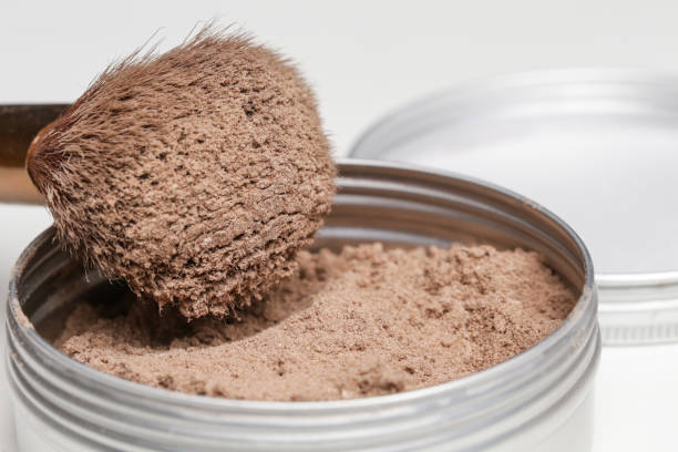 A jar of organic non-toxic chemicals free dry shampoo. DIY project for healthy low toxic living. Simple shampoo powder containing just natural ingredients, cocoa powder, cornstarch and essential oil. un frasco de champú seco libre de productos químicos orgánicos no tóxicos. proyecto de bricolaje para una vida saludable baja en tóxicos. champú simple en polvo que contiene sólo ingredientes naturales, cacao en polvo, maicena y aceite esencial.
